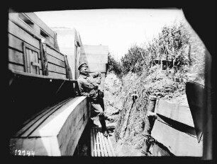 Soldat in Gefechtsstellung (in Frankreich?)