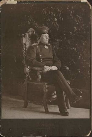 Helmuth Karl Bernhard Graf von Moltke, Feldmarschall, in Uniform mit Auszeichnungen, sitzend, Ganzfigur.