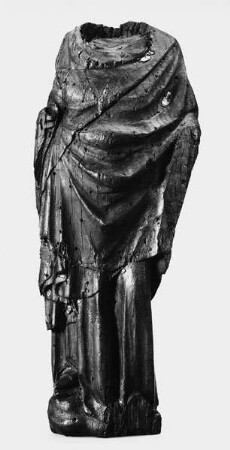 Torso einer stehenden Heiligen