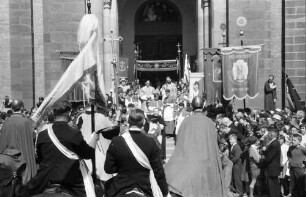 Freiburg; St. Georgen: St. Georgsritt; Aufstellung der Pferde zur Segnung; mit Kirchenportal