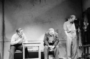 Szenenbilder aus dem Stück "Julius Fucik" von Juri Burjakowski am Deutschen Theater Berlin : Szene mit Ernst Busch als Julius Fucik (rechts)