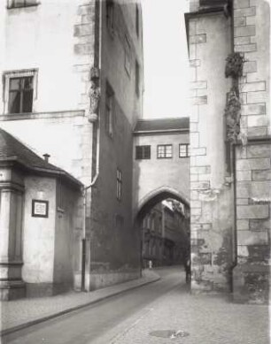 Halle, Rathausstraße : Halle. Rathausstraße mit Durchgang. Blick vom Marktplatz nach Osten