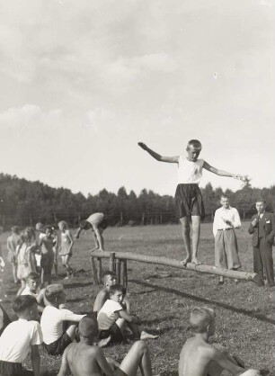Kindergruppe des Deutschen Turnerbundes beim Balancieren auf einem Baumstamm