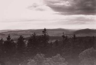 Lausitzer Bergland. Mittleres Spreetal gegen Dahrener Berg, Valtenberg, Wilthen, Mönchswalder Berg und Großen Picho. Blick vom Aussichtsturm auf dem Czorneboh