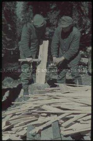 Soldaten beim Spalten von Holz