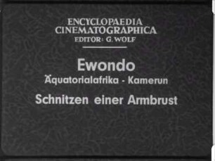 Ewondo (Äquatorialafrika, Kamerun) - Schnitzen einer Armbrust