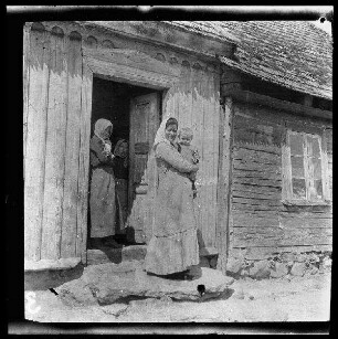 "Litauisches Bauernhaus" mit drei Frauen und einem Kleinkind