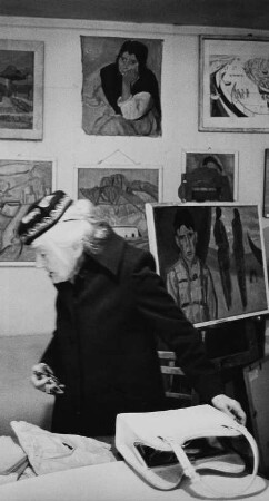 Die Malerin Charlotte E. Pauly in einem Ausstellungsraum (Galerie Berlin?)