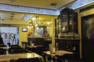 Girona - Jugendstil-Café : Historisch originale Einrichtung eines Jugendstil-Cafés, aufgenommen am 16. April 2012 in der Altstadt von Girona
