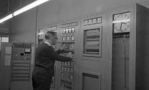 Uhrenzentrale der Bundesbahndirektion Karlsruhe.