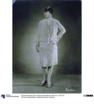 Frau in Kleid von Max Becker