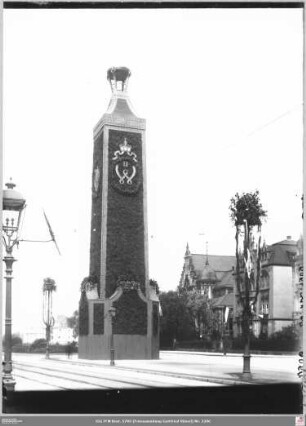 Sängerfest: Hohenzollernplatz (jetzt Friedrich-Ebert-Anlage) mit Monumentalstele zu Ehren des Besuches Kaiser Wilhelm II. von Süden