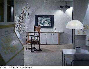 Leipzig.Leipziger Herbstmesse, 1983. Studio-Design. Wohnzimmermöbel (1983; VEB Möbelkombinat Dresden-Hellerau). Ansicht mit Armlehnstuhl und Sideboard