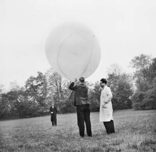 Radebeul-Wahnsdorf, Altwahnsdorf 12. Wetterwarte. Drei Mitarbeiter starten einen Wetterballon mit Radiosonde