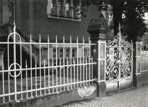 Dresden-Trachau, Böttgerstraße 11. 56. Mittelschule ("Alte Schule", 1897/1899). Einfriedung mit Tor zur Turnhalle