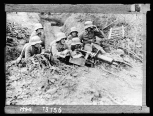 Soldaten in Gefechtsstellung an Maschinengewehr