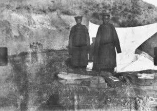 Doppelportrait : Vermutlich ein Portrait zweier zentralasiatischer Expedtionsmitglieder vor einem Zelt im Tian Shan Hochgebirge