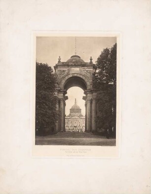 Communs, Potsdam: Portal mit Durchblick zum Neuen Palais