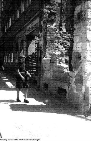 Dresden. Junges Mädchen auf den Straßen der zerstörten Stadt, 1947
