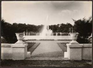 Fotoalbum: Deutsche Gartenbau- und Schlesische Gewerbe-Ausstellung (GUGALI), Liegnitz: Springbrunnen- und Wasseranlage mit Fontäne