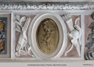 Wandfries : Medaillons mit antikisierenden Frauendarstellungen und Trophäenrahmen : Tänzerin