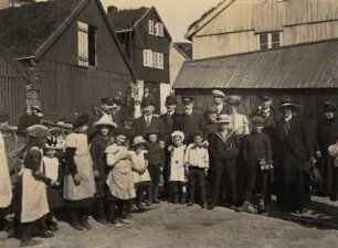 Thorshaven/Färöer Inseln (Dänemark). Gruppenbildnis mit einheimischen Kindern und Touristen