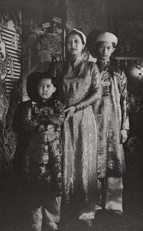 Kaiserin Nam Phuong von Annam und Söhne