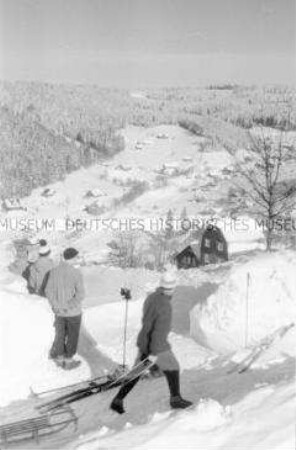 Skifahrer aus der DDR in der Wintersportregion Aschberg im Erzgebirge