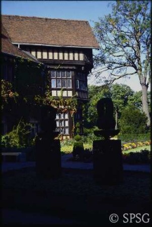 Potsdam, Neuer Garten, Cecilienhof, Blick aus dem Blumengarten auf den Konferenzsaal.