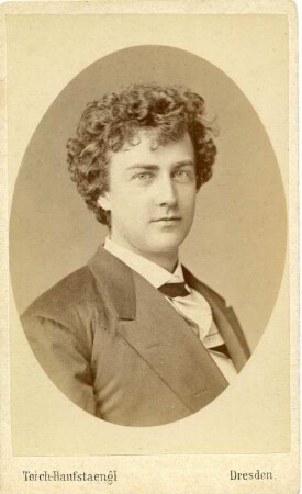 Porträt Adalbert Matkowsky (1858-1909; Schauspieler). Fotografie im Oval (Carte de visite; Albuminpapier auf Karton). Dresden, vor Weihnachten 1884