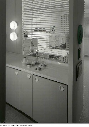 Schrankteil als Raumteiler : Anbauküche (1973; Hochschule für Kunst und Design Halle (Burg Giebichenstein)). Raumteiler zum Wohnzimmer