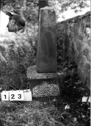 Grabstein 123 (Index: 100096067) Maße HxBxT: 107x45x30 cm Besonderheit: Kindergrab: Grabstein 123