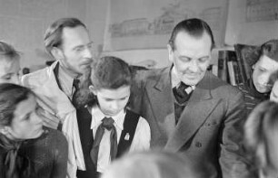 Architekt Richard Paulick mit Jungen Pionieren : Richard Paulick (rechts) mit Pionieren