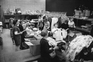 Vorbereitungen für den Pfennigbasar des Deutsch-Amerikanischen Frauenclubs in der Nancyhalle