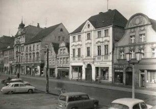 Cottbus-Mitte, Marktstraße. Wohnhäuser mit Läden. Straßenansicht