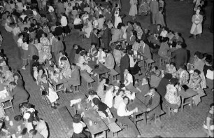 Freibug: Münsterplatz, Tische vor dem "Oberkirch"