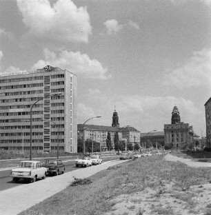 Dresden, Budapester Straße. Blick gegen Datenverarbeitungszentrum, Turm der Kreuzkirche und Rathaus mit Turm