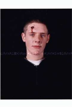 Junger Mann mit geschminkter Verletzung an der Stirn (Zusätzlich eingereichtes Foto zum Sonderthema: Ein Bild von mir - Selbstporträts und Selbstdarstellungen)