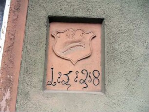 Stadtbild - Hauptstraße 85 - giebelständiges Fachwerkhaus - Erdgeschoß - Kartusche mit Jahr 1528 sowie Zunftzeichen der Fischer