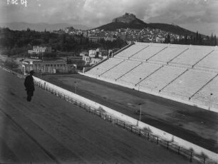 Panathinaiko-Stadion : Blick über die Ränge des Panathinaiko-Stadions. Im Hintergrund der Stadtberg Athens, der Lykabettus