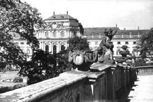 Würzburg, Hofgarten : Würzburg. Hofgarten. Nördliche Wallterrasse mit Plastiken (1771/1780; J. P. Wagner). Blick nach Westen zur Residenz (1720/1744; J. L. von Hildebrandt, J. B. Neumann)