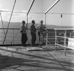 Überfahrt nach Sizilien. Reisegefährten Helbigs an Deck des Schiffes an der Reling