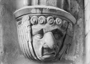 Maske mit Flügeln
