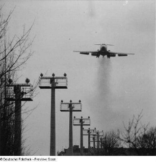 Berlin-Neuköln, Flugzeug im Landeanflug auf den Flughafen Tempelhof mit Anflugbefeuerung