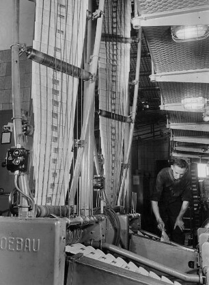 Hamburg-Altstadt. Blick auf eine Offsetdruckmaschine der Fa. Koenig & Bauer AG. Hierauf wurde im Pressehaus die damals Nationalsozialistische Zeitung "Hamburger Tageblatt" gedruckt (1931-1944). Aufgenommen 1940
