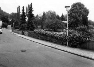 Friedhof mit alter Leichenhalle und diversen Grabmälern; Zwingenberg, Friedhofstraße 7