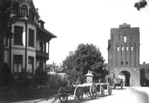 Salzwedel, Neuperver Tor : Salzwedel. Neuperver Tor. Feldseite mit Wohnhaus und Einfriedung