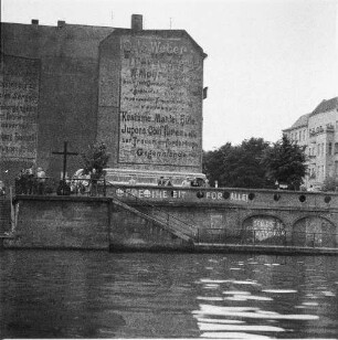 Berlin-Kreuzberg, Gröbenufer. Ufermauer der kanalisierten Spree, an der Brüstung Schriftzug "Freiheit für alle!"