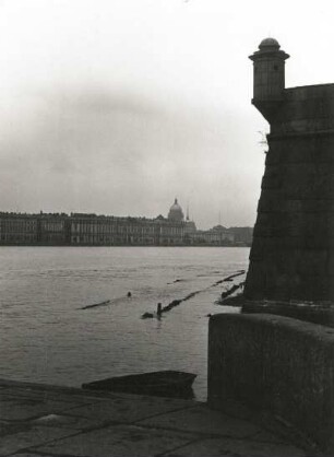 Russland. St. Petersburg. Blick von der Peter-und-Paul-Festung (1706/1740; D. Trezzini) über die Newa gegen Winterpalast