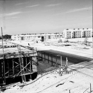 Marktplatz: links Baustelle des Rathausgebäude, dahinter Wohngebäude der Straße Alter Kirchenweg (links) und der Falkenbergstraße (rechts): Blick nach Westen: Winterbild